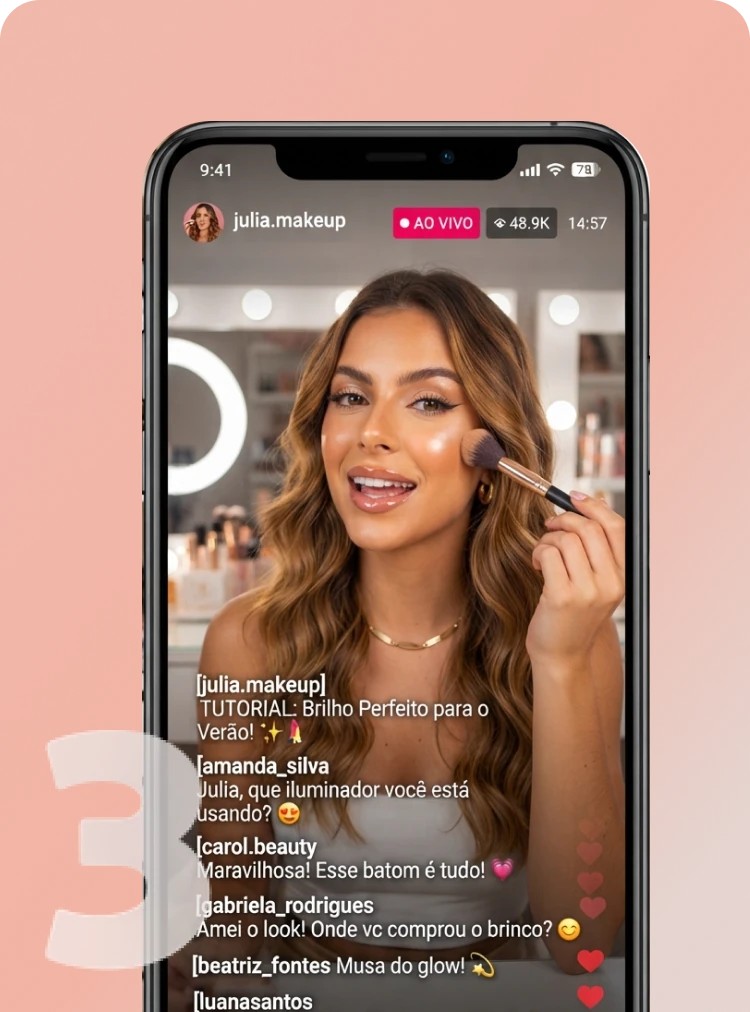Criadora de conteúdo apresentando um produto de beleza em um vídeo vertical nas redes sociais.